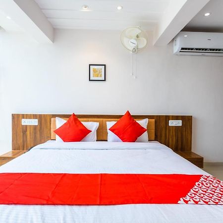 Oyo 29585 The Cliff Hotel Индор Екстериор снимка