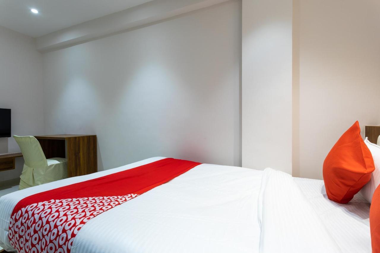 Oyo 29585 The Cliff Hotel Индор Екстериор снимка