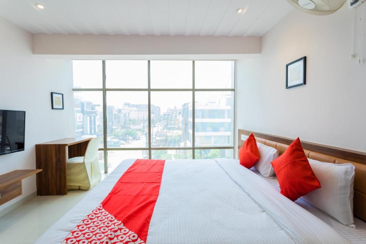 Oyo 29585 The Cliff Hotel Индор Екстериор снимка