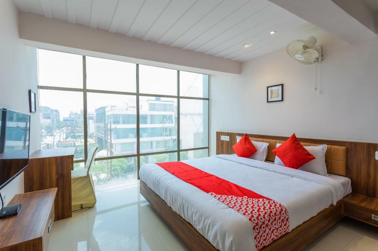 Oyo 29585 The Cliff Hotel Индор Екстериор снимка
