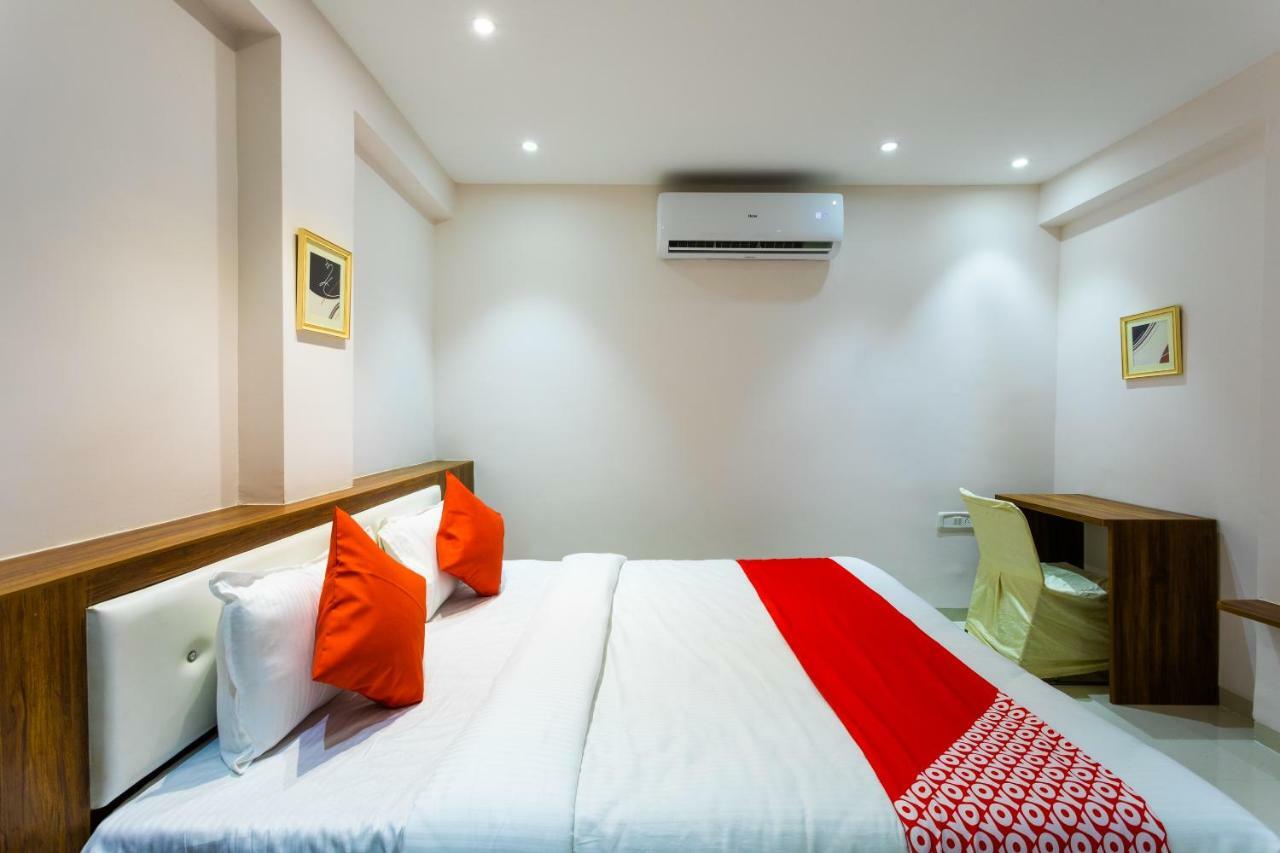 Oyo 29585 The Cliff Hotel Индор Екстериор снимка