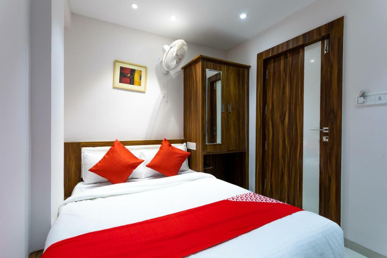 Oyo 29585 The Cliff Hotel Индор Екстериор снимка