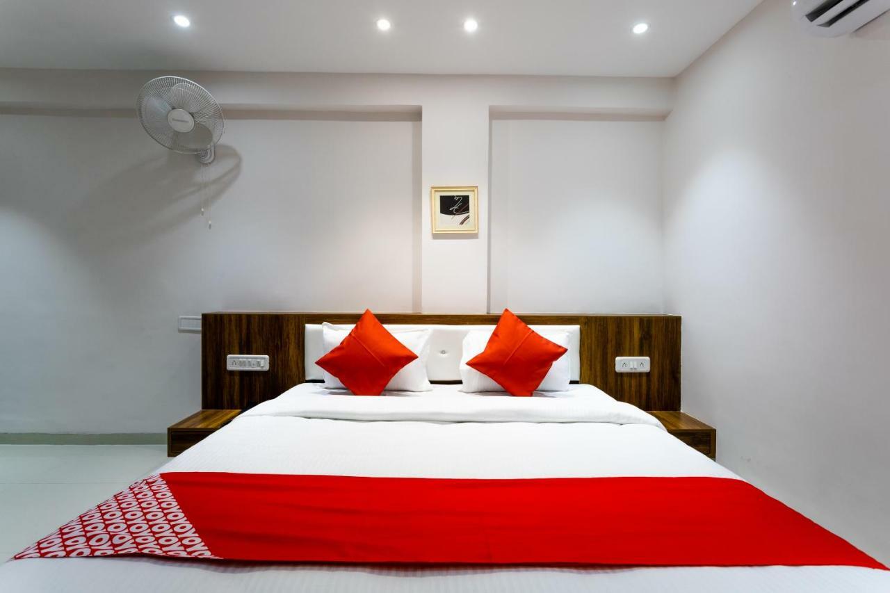 Oyo 29585 The Cliff Hotel Индор Екстериор снимка